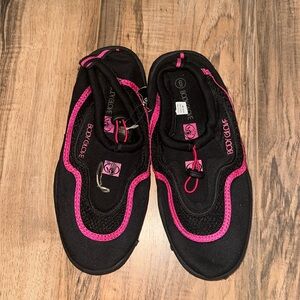 Adjustable water shoes